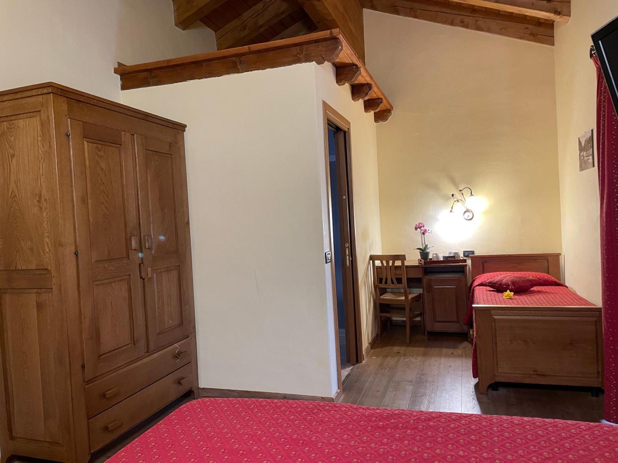 Hotel Le Petit Abri Champoluc Exteriör bild